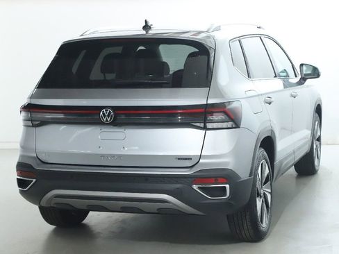 Used 2025 Volkswagen Taos SE AWD/4WD image 46