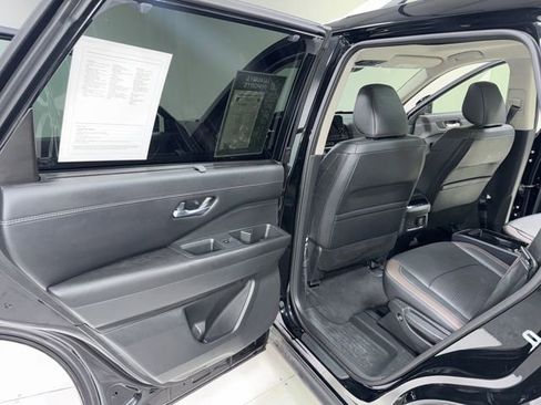 Used 2025 Nissan Pathfinder Platinum image 26