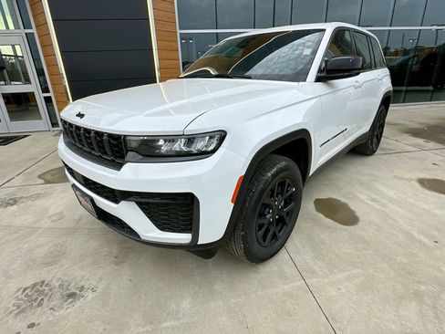 New 2026 Jeep Grand Cherokee Altitude AWD/4WD image 4