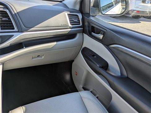 Used 2019 Toyota Highlander Limited image 17