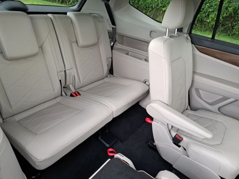 Certified 2026 Volkswagen Atlas SE w/ Black Wheel Package FWD image 12