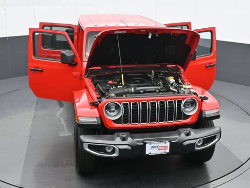 Used 2025 Jeep Wrangler Unlimited Sahara AWD/4WD image 34