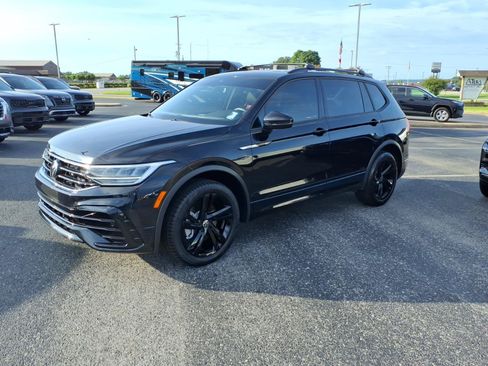 Used 2024 Volkswagen Tiguan SE R-Line AWD/4WD image 3