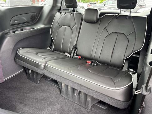 Used 2023 Chrysler Pacifica Limited w/ Uconnect Theater Family Group image 16