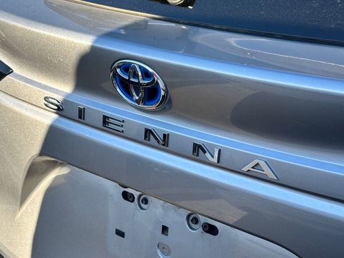 Used 2021 Toyota Sienna Platinum image 11