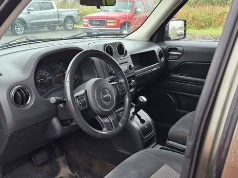 Used 2015 Jeep Patriot Latitude AWD/4WD image 5