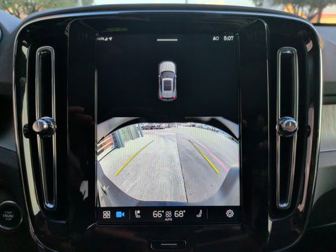 Used 2025 Volvo XC40 B5 Core image 25