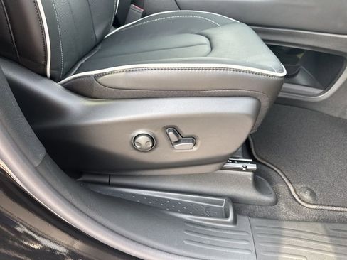 New 2026 Chrysler Pacifica Limited w/ Uconnect Theater Family Group image 58