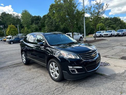 Used 2017 Chevrolet Traverse LT w/ Style and Technology Package FWD image 8