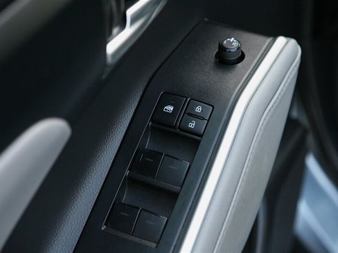 Used 2020 Toyota Highlander XLE AWD/4WD image 9