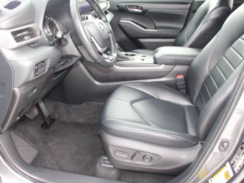 Certified 2024 Toyota Highlander XLE image 12