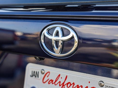 Used 2025 Toyota RAV4 XLE FWD image 25