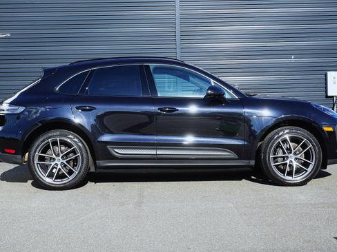 Certified 2024 Porsche Macan AWD/4WD image 9