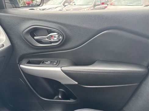 Used 2018 Jeep Cherokee Overland image 22