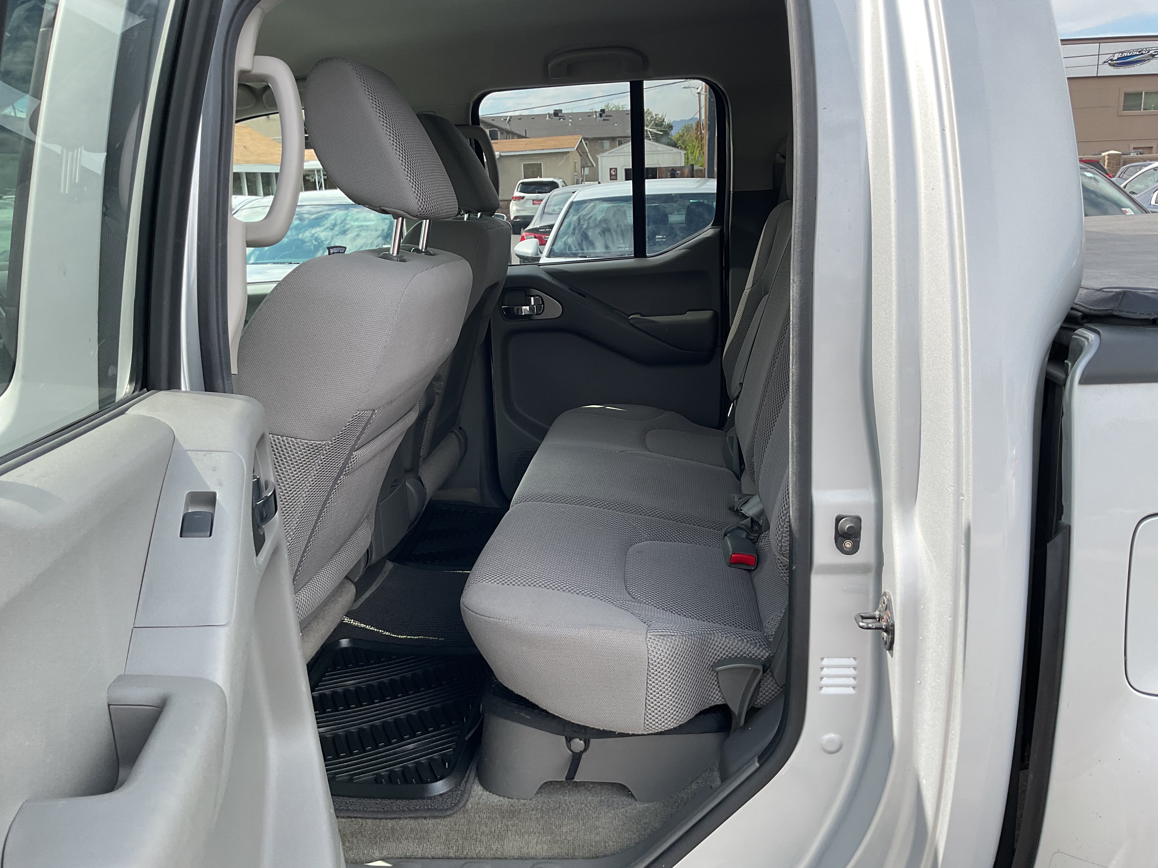 Used 2013 Nissan Frontier SV w/ SV Value Truck Pkg AWD/4WD image 12