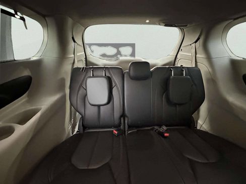 Used 2018 Chrysler Pacifica Touring-L FWD image 22