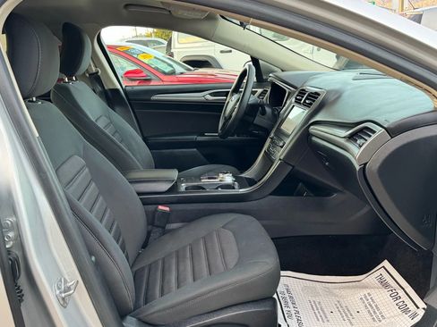 Used 2017 Ford Fusion SE w/ Fusion SE Technology Package image 28