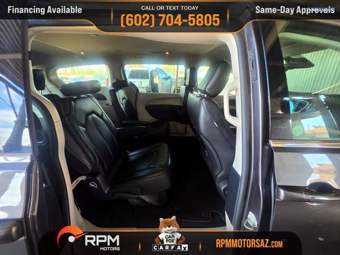 Used 2023 Chrysler Pacifica Touring-L FWD image 11