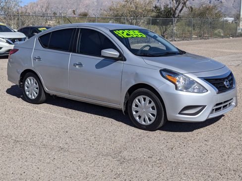 Used 2015 Nissan Versa SV image 1