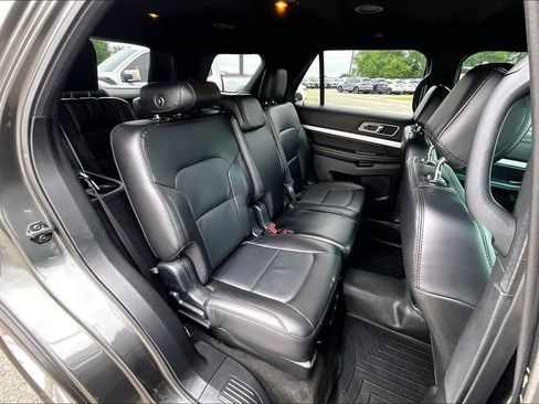 Used 2017 Ford Explorer XLT w/ Equipment Group 202A FWD image 37