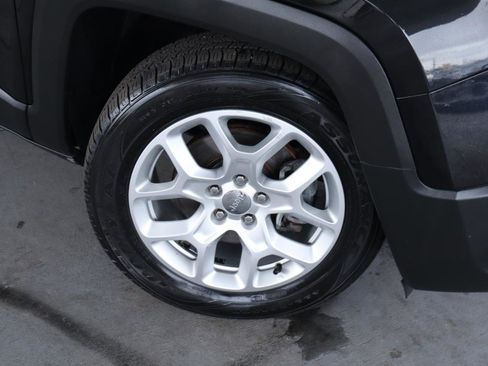 Used 2018 Jeep Renegade Latitude image 3