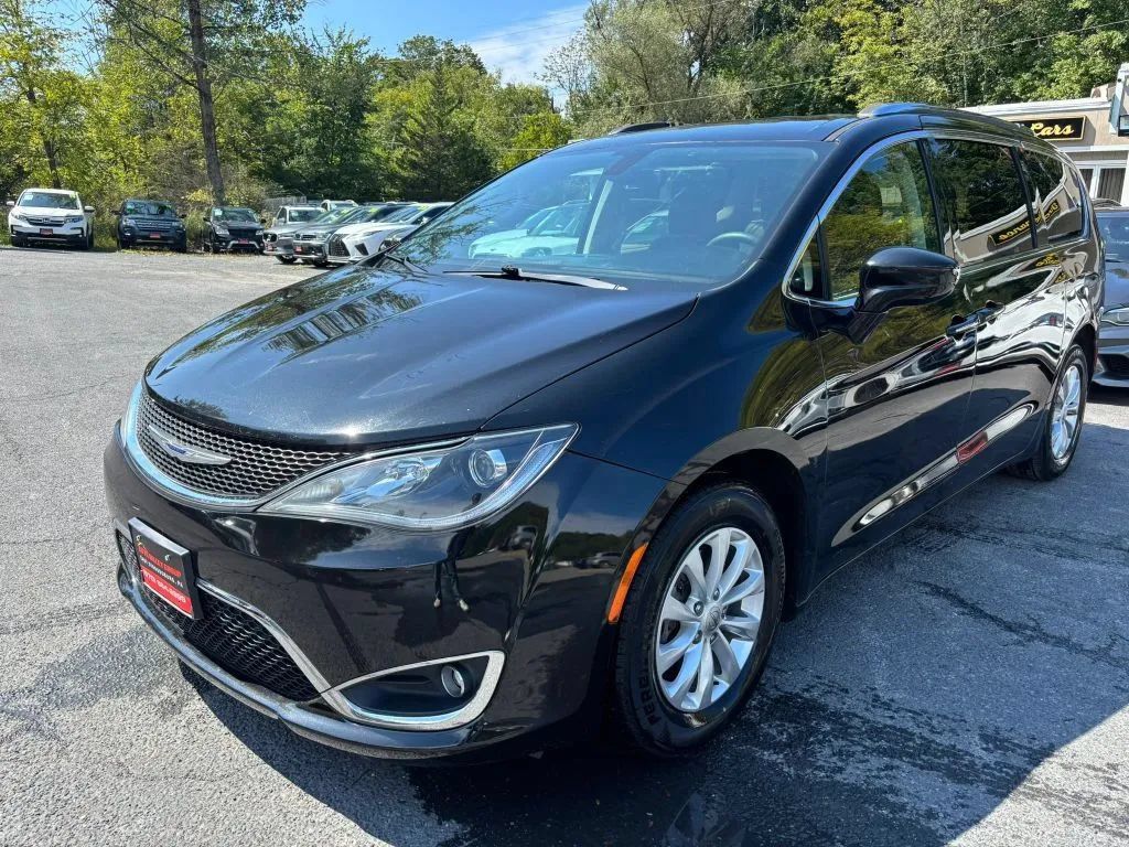 Used 2019 Chrysler Pacifica Touring-L FWD image 4