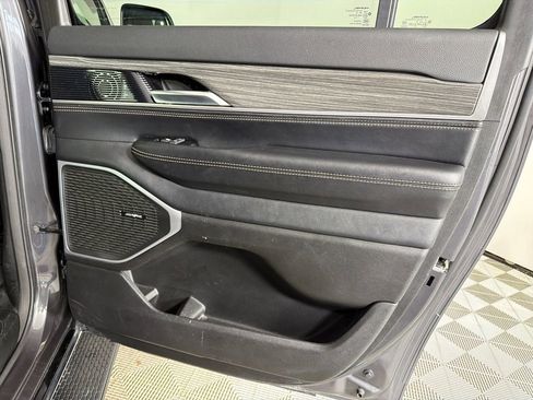 Used 2024 Jeep Wagoneer L Series II image 17