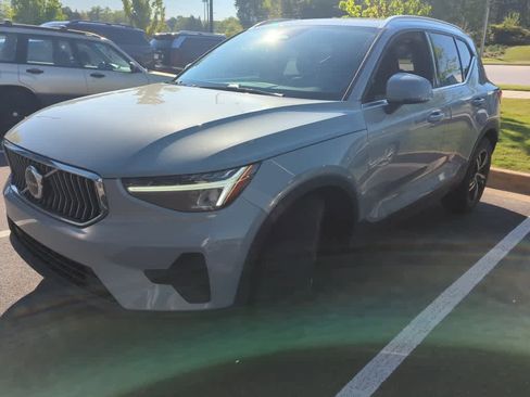Used 2025 Volvo XC40 B5 Core AWD/4WD image 2