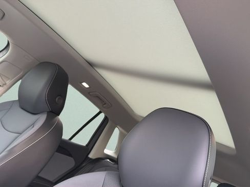 New 2026 Volkswagen Tiguan SE FWD image 17