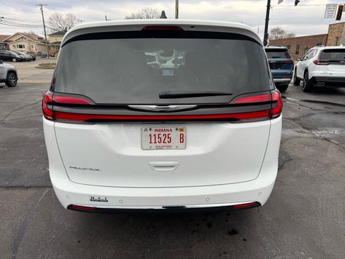 Used 2024 Chrysler Pacifica Touring-L image 6