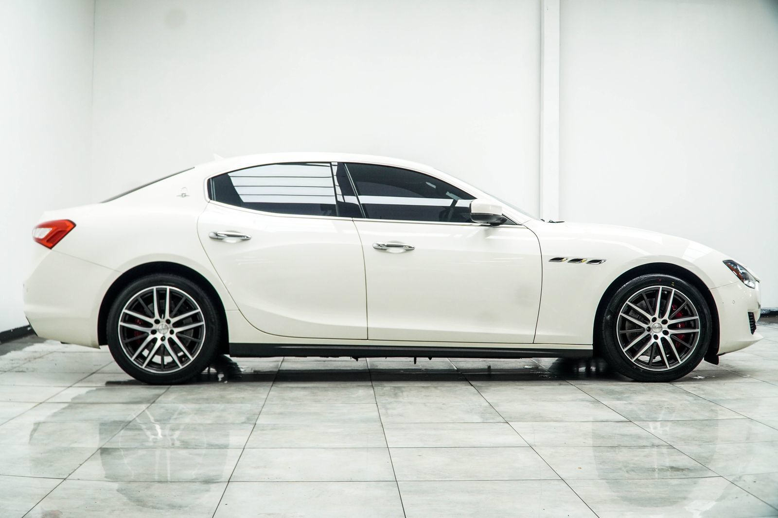 Used 2019 Maserati Ghibli S Q4 AWD/4WD image 8