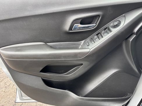 Used 2018 Chevrolet Trax LS FWD image 35