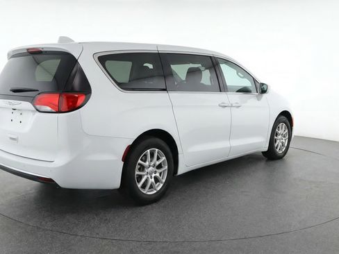 Used 2024 Chrysler Voyager LX image 9