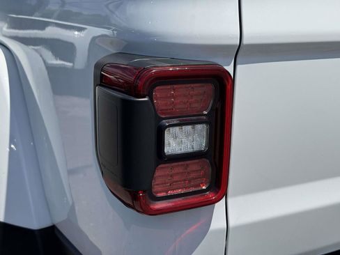 Used 2020 Jeep Gladiator Rubicon AWD/4WD image 11