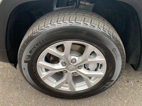 Used 2023 Jeep Grand Cherokee Limited image 9