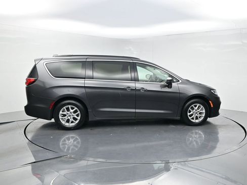 Used 2022 Chrysler Pacifica Touring-L FWD image 4
