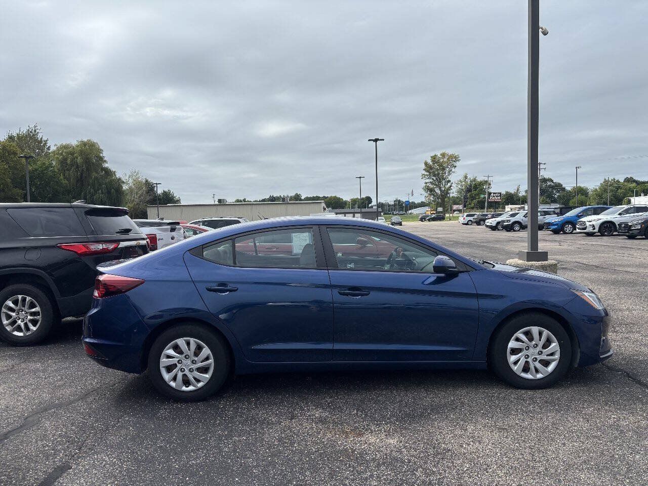Used 2019 Hyundai Elantra SE FWD image 2