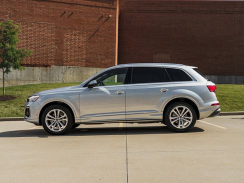 Certified 2025 Audi Q7 3.0T Premium Plus AWD/4WD image 6