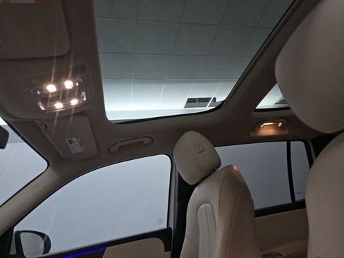 Used 2023 Mercedes-Benz GLB 250 w/ Premium Package image 3