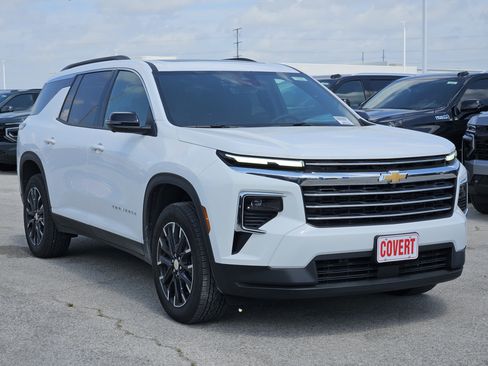 New 2026 Chevrolet Traverse LT w/ Sun and Wheel Package FWD image 2