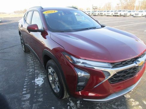 Certified 2025 Chevrolet Trax LT w/ LT Convenience Package image 11