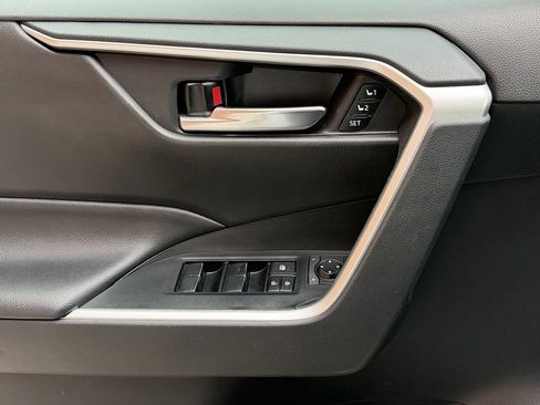 Used 2021 Toyota RAV4 XLE Premium image 15