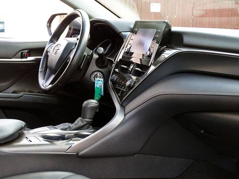 Used 2022 Toyota Camry SE w/ Cold Weather Package FWD image 27