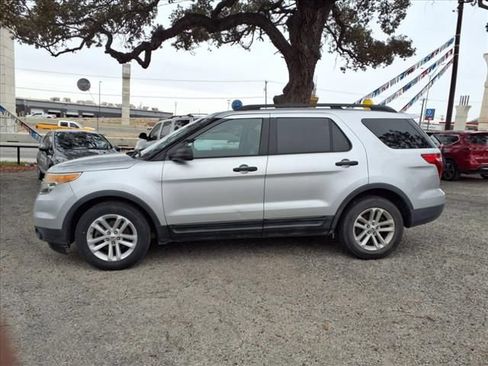 Used 2017 Ford Explorer XLT w/ Equipment Group 202A FWD image 3