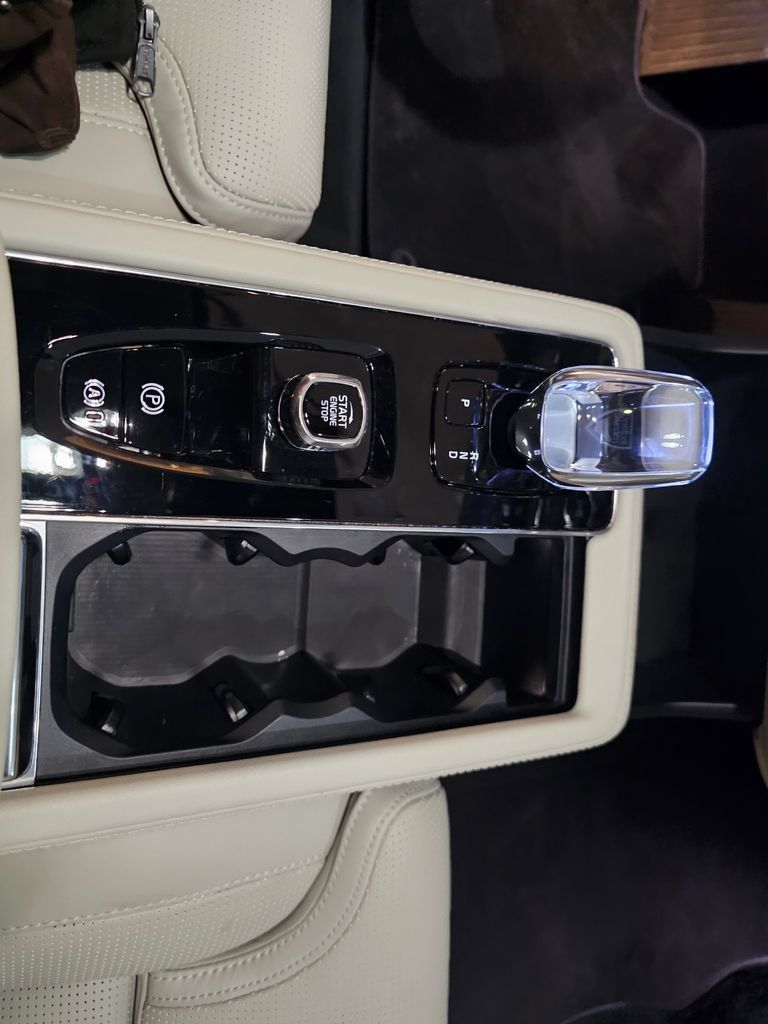 Certified 2025 Volvo XC90 T8 Ultra AWD/4WD image 23