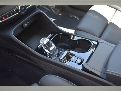 Certified 2025 Volvo XC40 B5 Plus w/ Protection Package Premier image 28