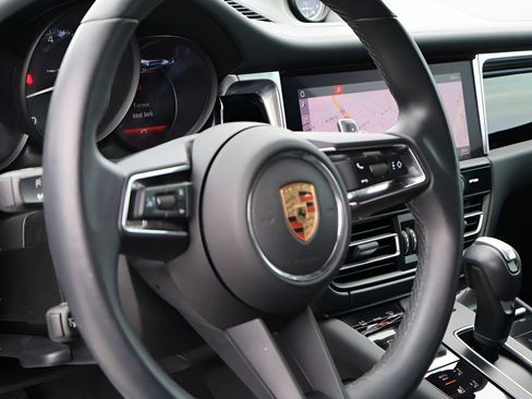 Certified 2023 Porsche Macan AWD/4WD image 18