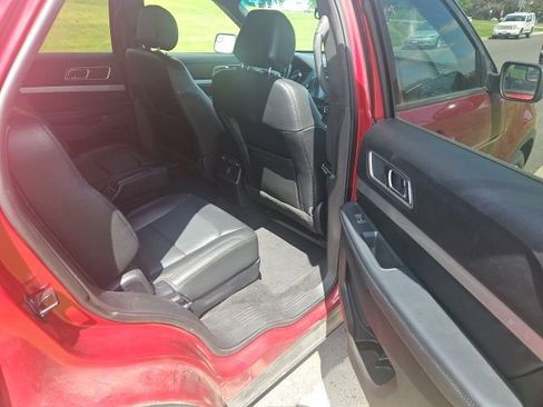 Used 2017 Ford Explorer XLT w/ Equipment Group 202A AWD/4WD image 12