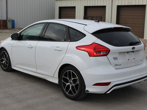 Used 2016 Ford Focus SE w/ SE Sport Package image 4