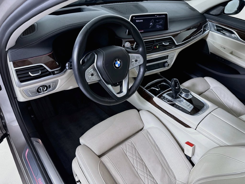 Used 2022 BMW 740i w/ Premium Package RWD image 9